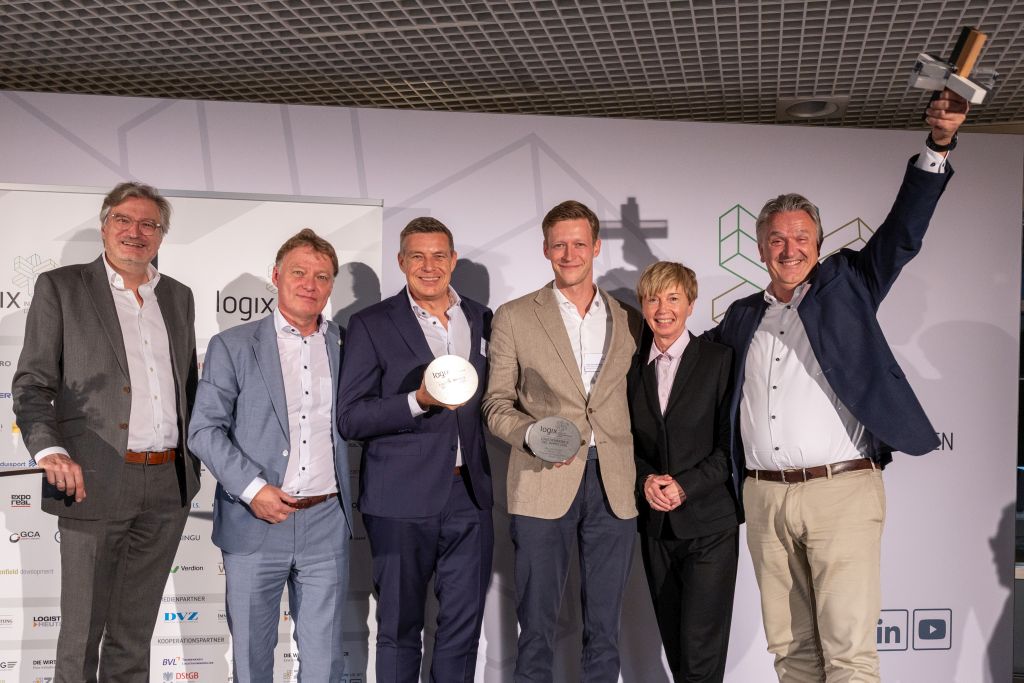 Ceremonial presentation of the seventh Logix Award – (from left to right) Prof. Dr. Christian Kille, Professor of Retail Logistics at the Technical University of Würzburg-Schweinfurt and Chairman of the Logix Award Jury, Dr. Malte-Maria Münchow, Head of Logistics Strategy at Deka Immobilien Investment and Spokesperson for the Logistics Real Estate Initiative, Coert Zachariasse, CEO Delta Development, Julian von Hodenberg, Senior Project Manager Delta Development Germany, Alexandra May, real estate economist and moderator, Edwin Meijerink, CEO Delta Development Germany. Copyright: Logix.